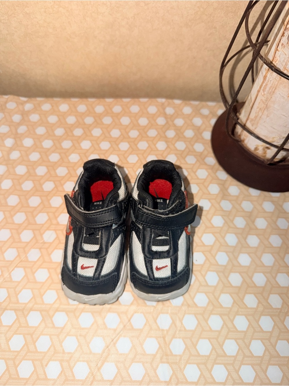 Baby nike red, white, black sz3